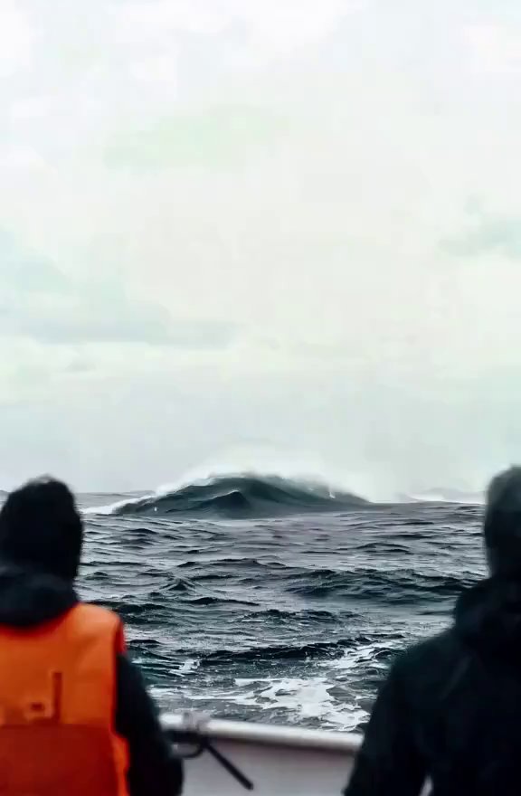 World's Biggest Shark: Deep Ocean Encounter - Veo 3 AI video prompt thumbnail