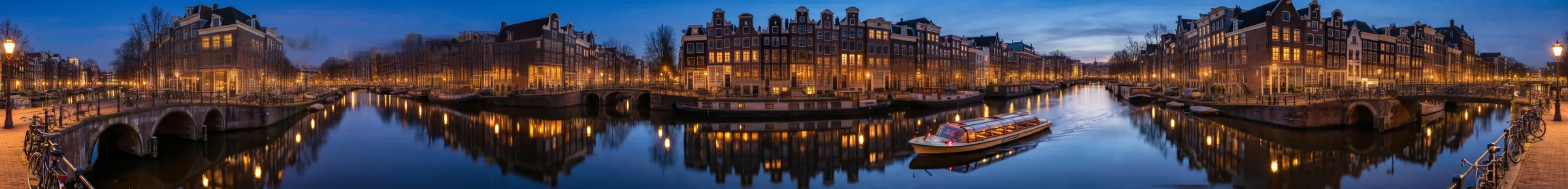 8:1-panorama van Amsterdamse grachtenpanden bij het blauwe uur, gemaakt met Nano Banana 2.1