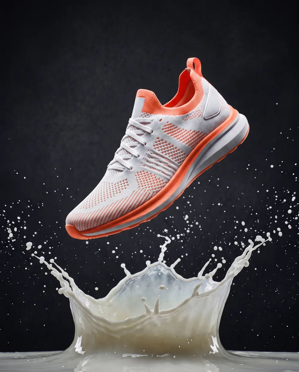 Na: sneaker met koraalkleurige accenten, zelfde splash